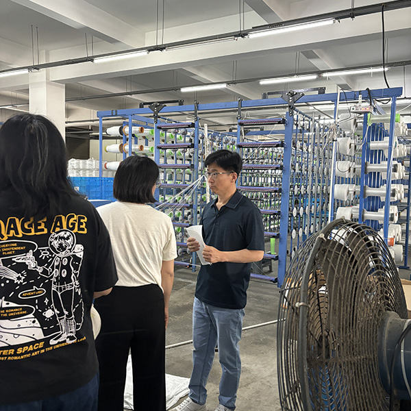 Прилагођени специјални филтер крпе за корејске купце који посећују постројење Прилагођени специјални филтер крпе за корејске купце који посећују постројење